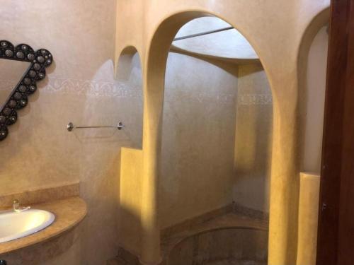 Ένα μπάνιο στο Riad Mhidou Marrakech