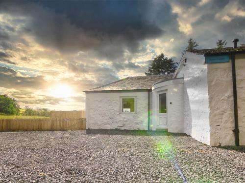 una casa blanca con una luz verde delante de ella en Easter Caiplich - Uk30263, en Cray