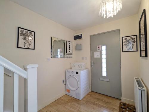 une buanderie avec un lave-linge. dans l'établissement Large 3-bedrooms House Near Centre Free Parking, à Liverpool