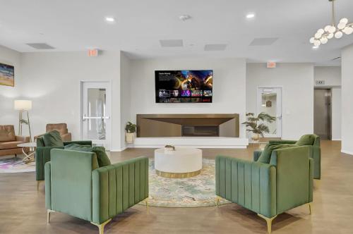 TV a/nebo společenská místnost v ubytování Luxury lofts, Downtown, Playhouse Sq, Near Stadium and Arena, Fire Pit, Rooftop deck, BBQ, Parking, Close to EVERYTHIHNG!