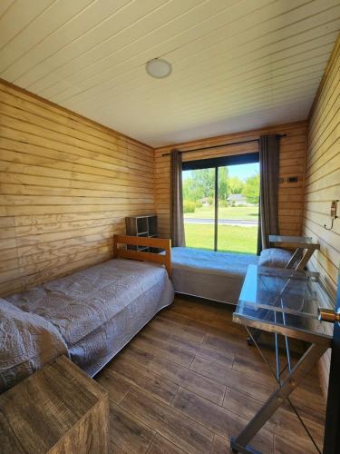 a bedroom with a bed and a window and a desk at Cabaña independiente Quillón in Chillancito