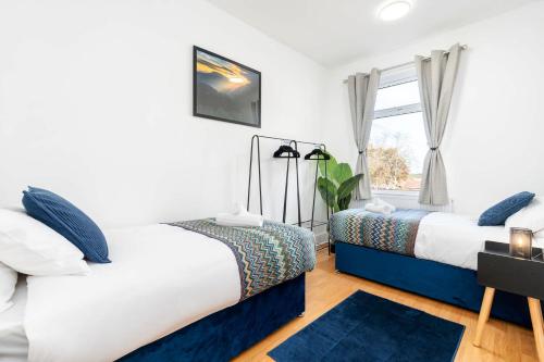 Postel nebo postele na pokoji v ubytování Contractor Friendly 4 Bedroom House in Hemsworth with 6 Beds and Garden