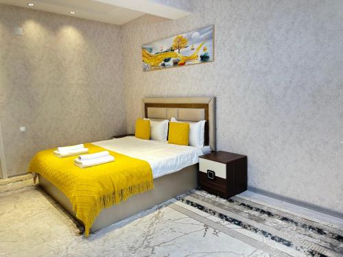 Giường trong phòng chung tại Downtown Dushanbe