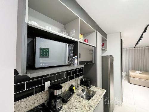 a kitchen with a sink and a microwave at Skylux 1608, 2008 e 2828 in Rio de Janeiro