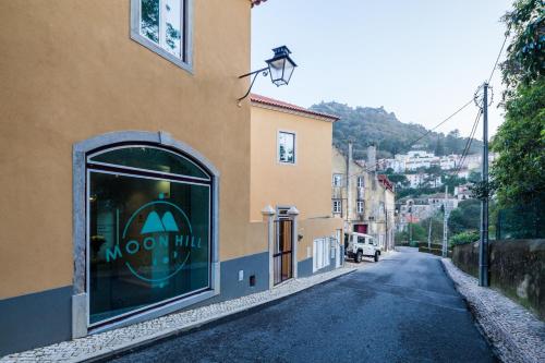 een gebouw met een raam aan de straatkant bij Moon Hill Hostel in Sintra