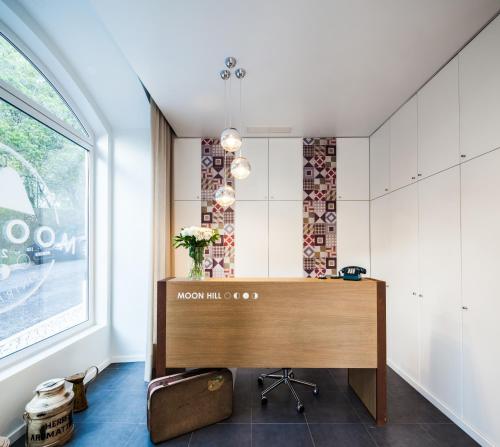 een kantoor met een bureau in een kamer met een raam bij Moon Hill Hostel in Sintra