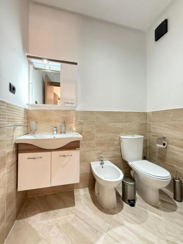 马拉喀什Appartement haut standing的浴室里有洗手池、马桶和镜子。