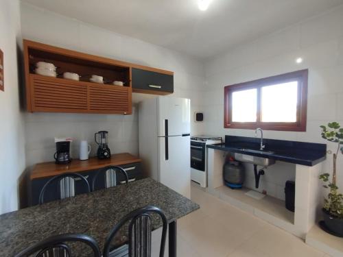 Η κουζίνα ή μικρή κουζίνα στο Apto Equipado Próximo às Praias de Itacaré Sunset1e3