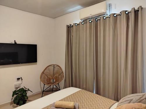 Μια τηλεόραση ή/και κέντρο ψυχαγωγίας στο Apto Equipado Próximo às Praias de Itacaré Sunset1e3