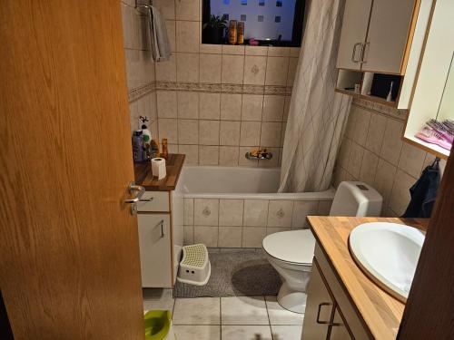 アクラネースにあるCozy little apartment in Akranes, Icelandの浴槽、トイレ、洗面台を備えたバスルーム