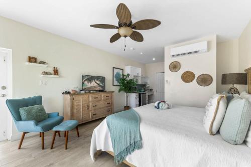 ein Schlafzimmer mit einem Bett und einem Deckenventilator in der Unterkunft The One Love at Cottages in Sand Bluff