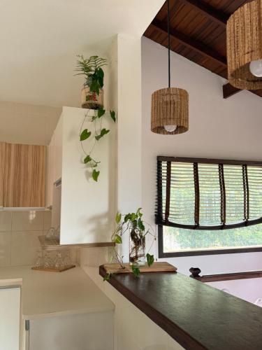 Kuchyň nebo kuchyňský kout v ubytování Casa Ilhabela vista Mar Perequê