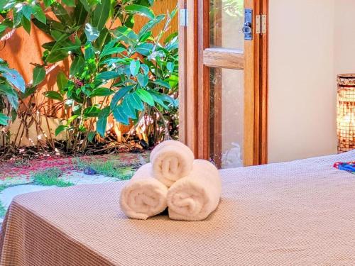 zwei Handtücher auf einem Tisch in der Unterkunft Luxo e requinte em um só lugar casa Santo Antônio in Ilhabela