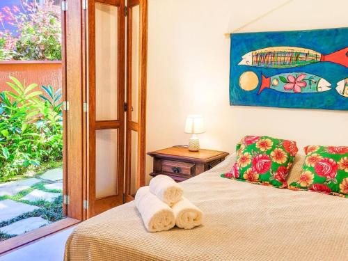 ein Schlafzimmer mit einem Bett mit Handtüchern darauf in der Unterkunft Luxo e requinte em um só lugar casa Santo Antônio in Ilhabela