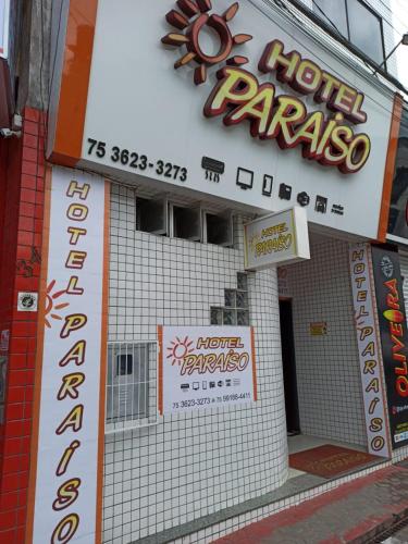 Un letrero de hotel Paso en el lateral de un edificio en Hotel Paraiso, en Feira de Santana