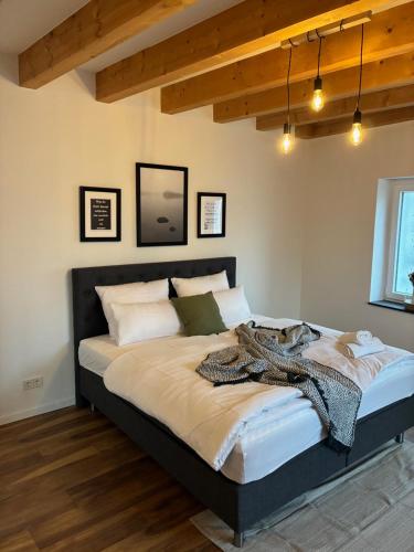 a bedroom with a large bed in a room at FeWo - LOFT Mosel & Weinquartier, Balkon, Parkplatz, moderne Küche, bis 8 Personen in Piesport