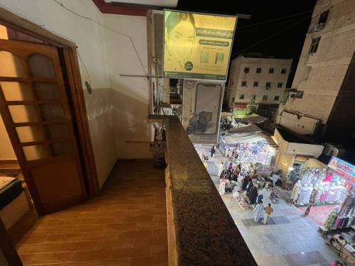 アスワンにあるAswan House centerの夜市の市場の頭上