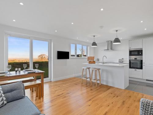 eine Küche und ein Wohnzimmer mit Tisch und Stühlen in der Unterkunft The Keys - Cottage in Sardis