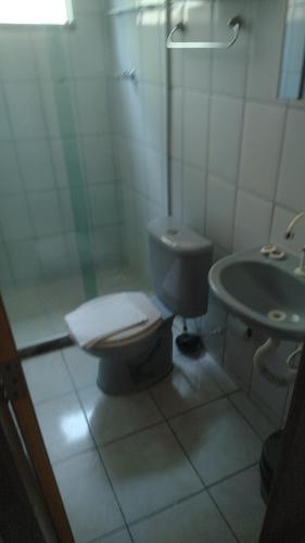 een badkamer met toilet, douche en wastafel bij Espaço Acalanto in Rio das Ostras