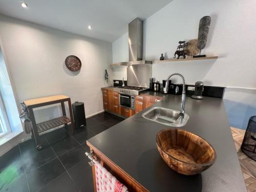 a kitchen with a sink and a counter top at Vakantiehuisje Ommen in Ommen
