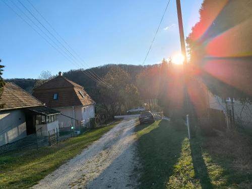 un coche circulando por un camino de tierra bajo el sol en Döbrönte MagLak, en Döbrönte