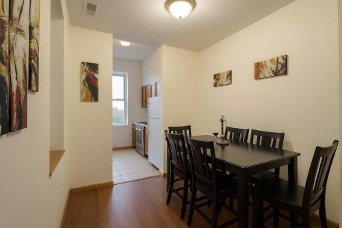 Posezení v ubytování Soulard River-View Loft - 2 King BR - Parking