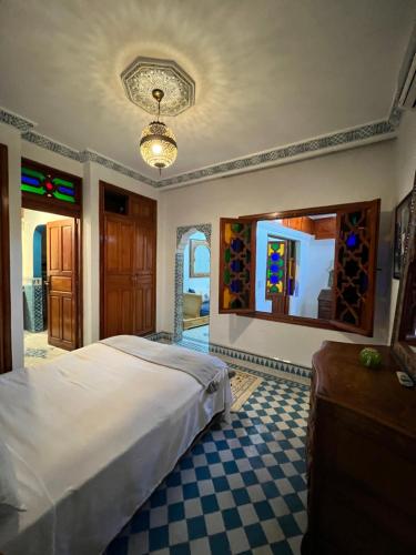Postel nebo postele na pokoji v ubytování Fès Riad Scalia Traditional Guesthouse Morocco