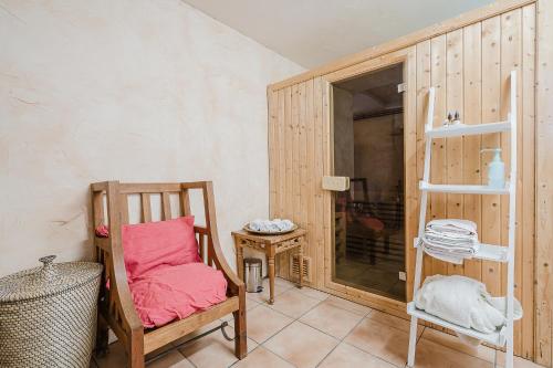 Cette chambre dispose d'une chaise en bois et d'une fenêtre. dans l'établissement Maison bonheur proche GIVERNY et top pour télétravail, à Haute-Isle