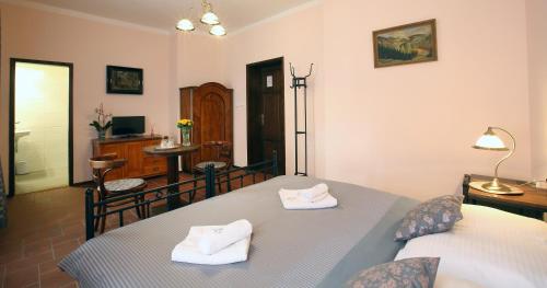 um quarto com uma mesa com duas toalhas em Penzion Na 15. Poledníku em Jindřichŭv Hradec