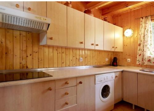 a kitchen with a washer and dryer in it at Casa de madera El Vado in Villanueva del Arzobispo
