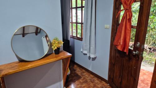 un espejo sentado en la parte superior de un tocador en una habitación en Cabañas La Catarata, en Higueronal