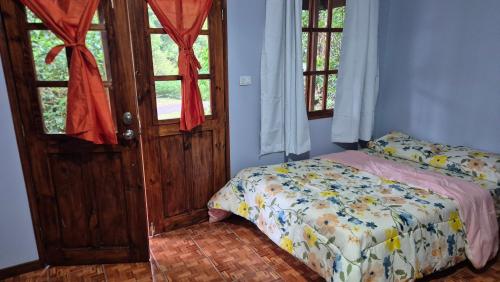 Un dormitorio con una cama y una puerta abierta. en Cabañas La Catarata, en Higueronal