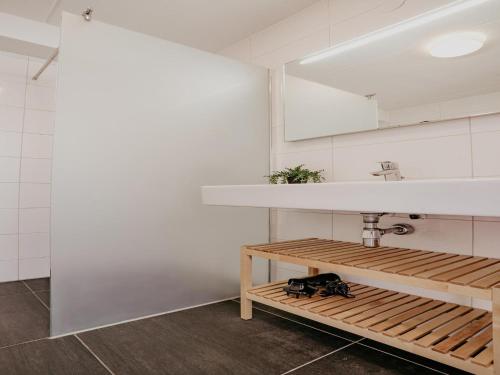 una cocina con fregadero y encimera en Apartment in Netherlands near Amsterdam, en Uitgeest