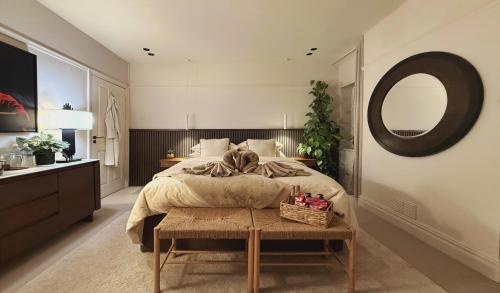 une chambre avec un lit et un grand miroir dans l'établissement High Tree - Macclesfield - Near AZ, Rail & Peaks, à Macclesfield