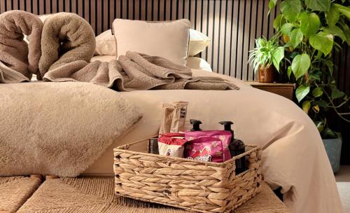 マックルズフィールドにあるPrivate King Room - Near AZ and Train Linksのベッドの上に毛布とタオルが置かれたバスケット