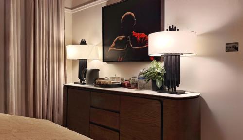 マックルズフィールドにあるPrivate King Room - Near AZ and Train Linksのホテルの部屋のドレッサーの上にランプが2つある部屋