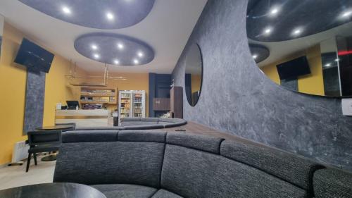 ヴァリェヴォにあるApartman A1-1のソファと鏡のあるリビングルーム