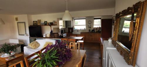 - un salon avec une table et un miroir dans l'établissement Private Room in Light, spacious flat, next to Broadway Market, E8, à Londres