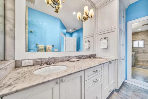 un bagno con lavandino e specchio di Beachside Haven - 650C a Siesta Key