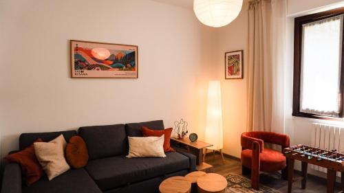 een woonkamer met een bank en een tafel bij Il cuore della valtellina in Caiolo