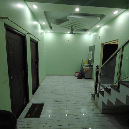 贾巴尔普尔Aditya guest house的一间空房间,走廊上设有门