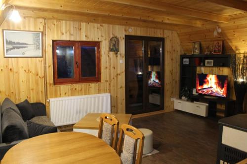 uma sala de estar com um sofá, uma mesa e uma TV em ZlatniBor House em Vodice