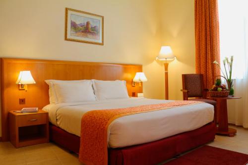  Sharjah Premiere Hotel & Resort -  Room  picture :   Shower    Bath    Safety deposit box                           