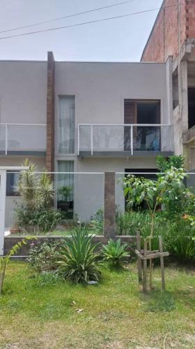 Κήπος έξω από το Casa aconchegante no Balneário de Ipanema