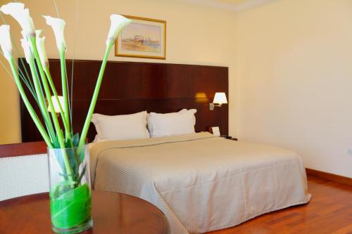  Sharjah Premiere Hotel & Resort -  Room  picture :   Shower    Bath    Safety deposit box                           