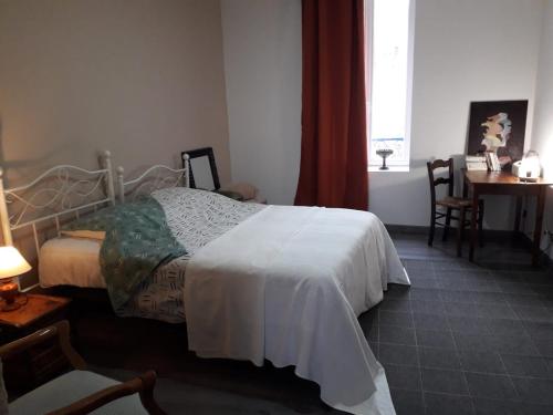 En eller flere senge i et værelse på STAYHOME BZH - Cœur du Finistère