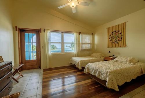 Postel nebo postele na pokoji v ubytování Sunset Beach Resort