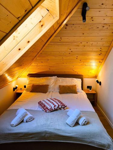 een bed met twee kussens op zolder bij Vučja Aura Gorski Kotar in Vrbovsko