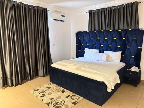 MamaMsquare Comfort Hotel的一张带蓝色床头板的睡床