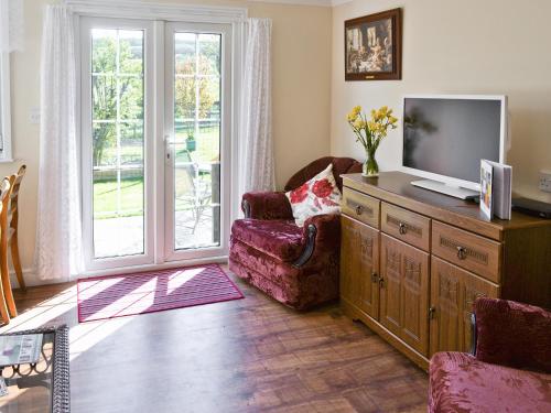Μια τηλεόραση ή/και κέντρο ψυχαγωγίας στο Daisy's Cottage Annexe - 28240